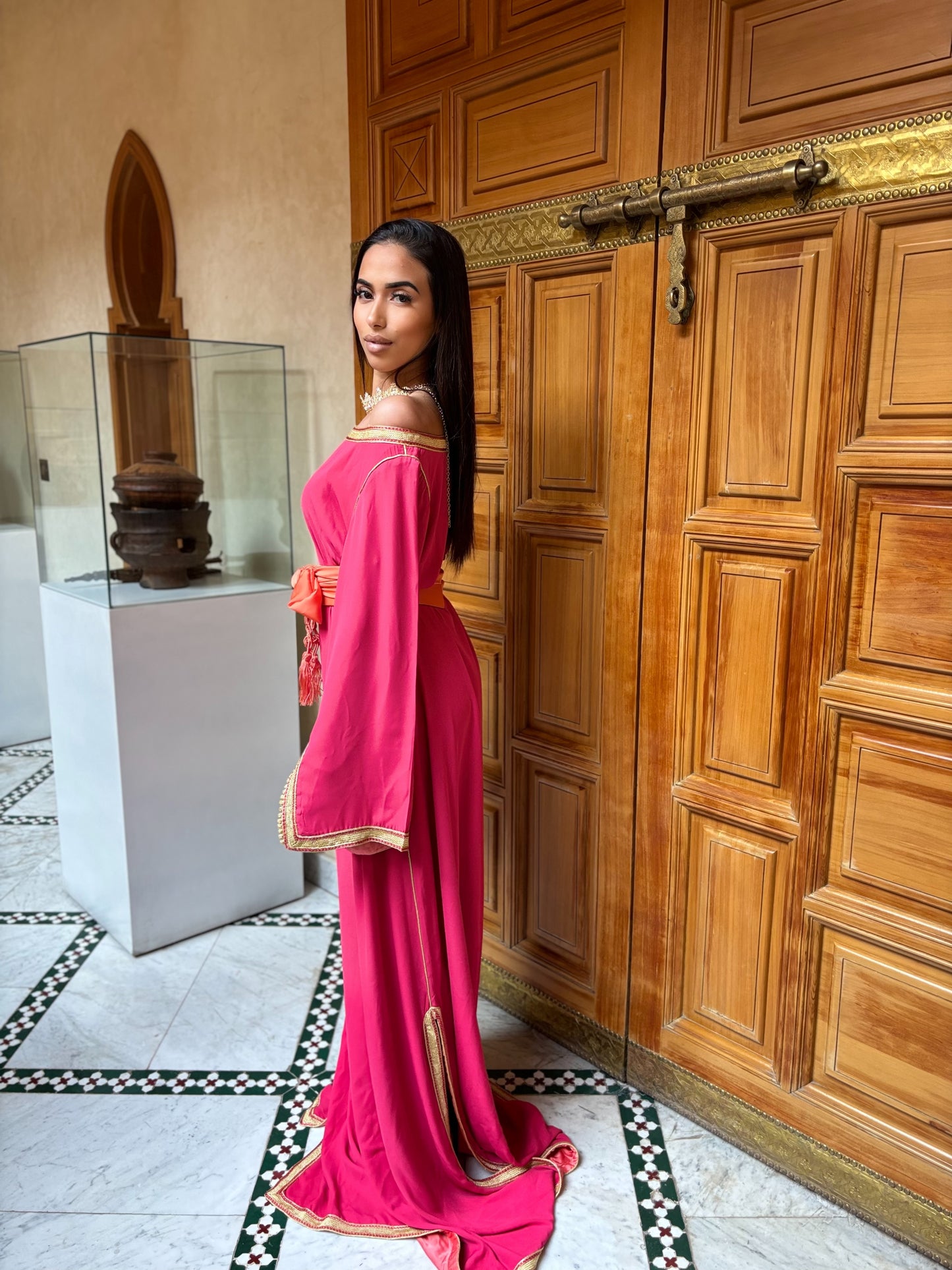Caftan Asymétrique Fuchsia – ZAHRA
